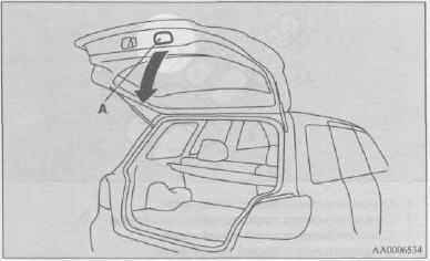 Потяните дверь багажника вниз за ручку (А), как показано на рисунке;
