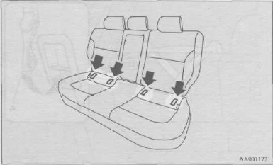 Заднее сиденье автомобиля снабжено нижними креплениями, пред-
