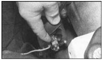 D Проверьте надежность крепления клеммных соединений электропроводки