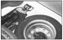 1. Запасное колесо и инструменты хранятся в специальном колодце в багажном