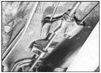 5. Проверьте механизм привода стояночного тормоза на наличие обрывов и