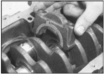 6. В правильном порядке установите крышки коренных подшипников на двигатель