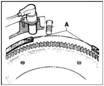Датчик оборотов и положения коленчатого вала установлен на куполе сцепления и