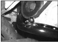4. Выверните болт крепления трубки охладительного тракта к правому торцу