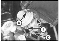 1. Отсоедините вакуумный шланг от штуцера в верхней части клапана EGR.