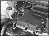 4. Выверните пять болтов крепления крышки впускного трубопровода.