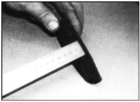 6. Измерьте остаточную толщину фрикционной накладки каждой из колодок. Если