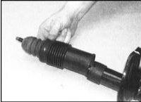 5. Снимите с поршневой сборки амортизатора резиновый защитный чехол и буфер