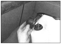 4. В багажном отделении снимите защитный колпачок верхней опоры стойки