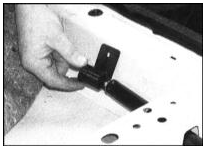 4. Снимите с передней части натяжителя кронштейн и высвободите его из опоры.