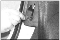8. Выверните передние винты крепления верхней отделочной панели.