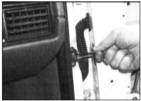 3. Отдайте гайку осевого болта крепления к двери ограничителя открывания.